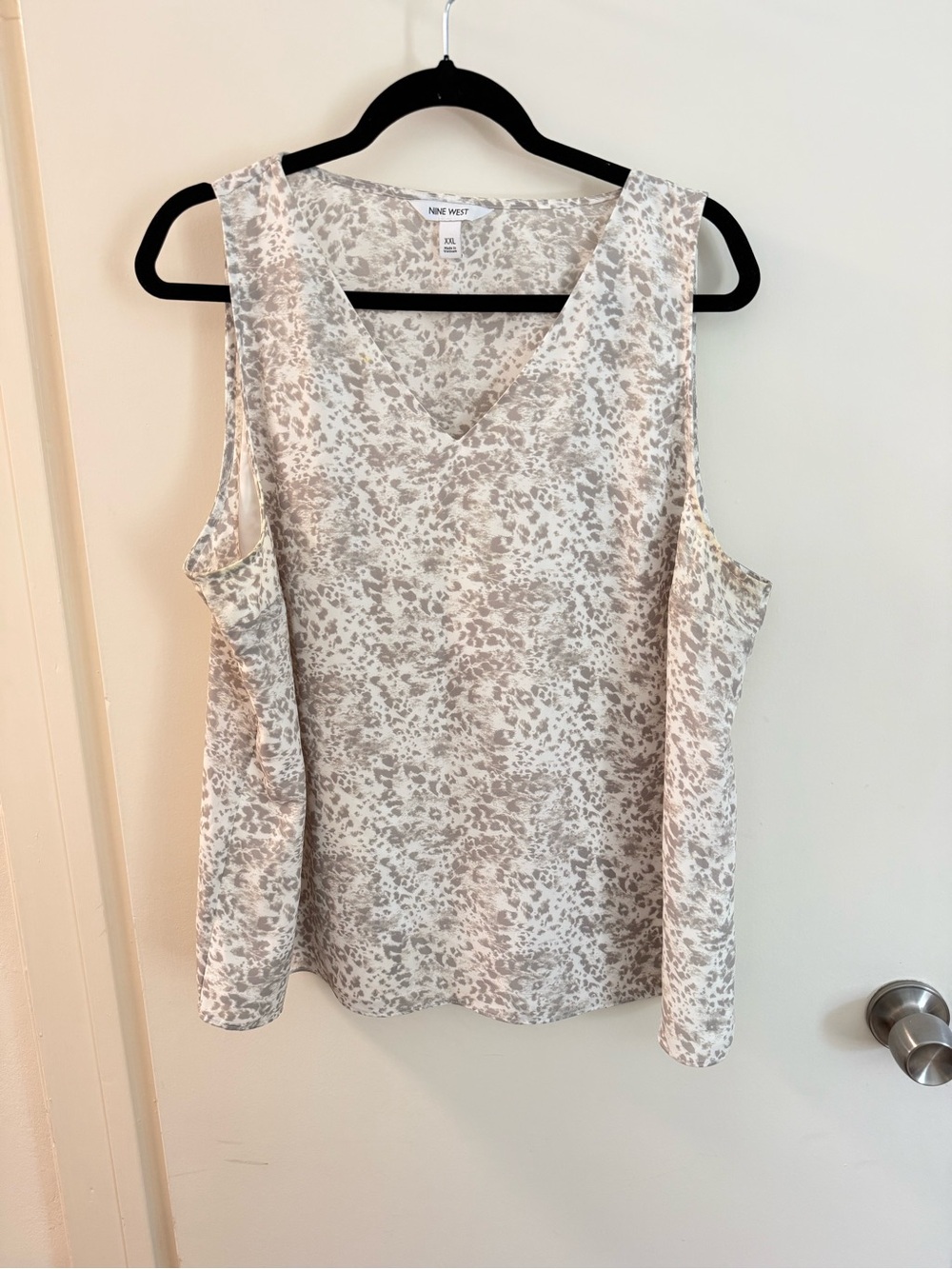 Nine West Cream and Light Gray Speckled V-Neck Tank